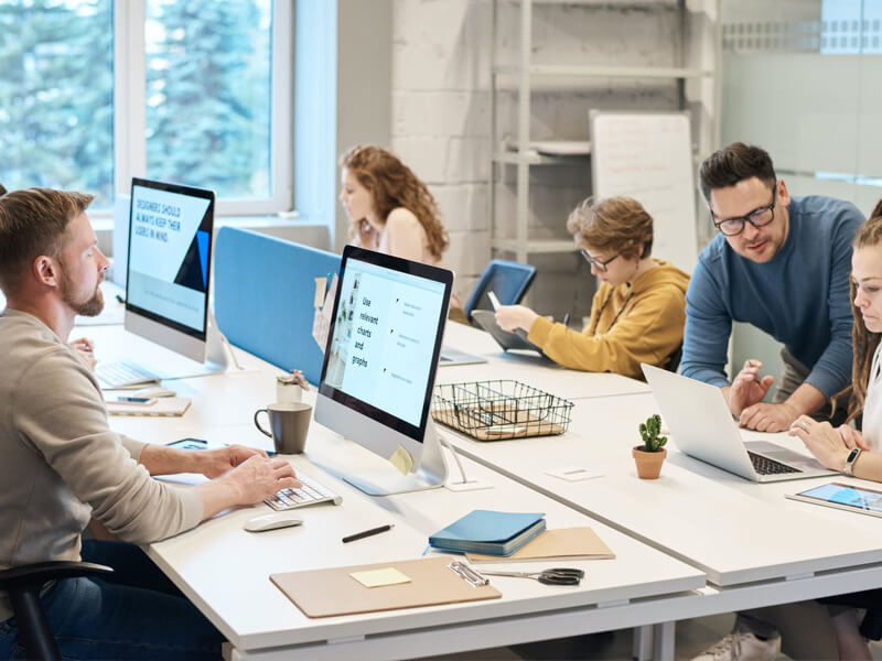 Equipe trabalhando em soluções digitais